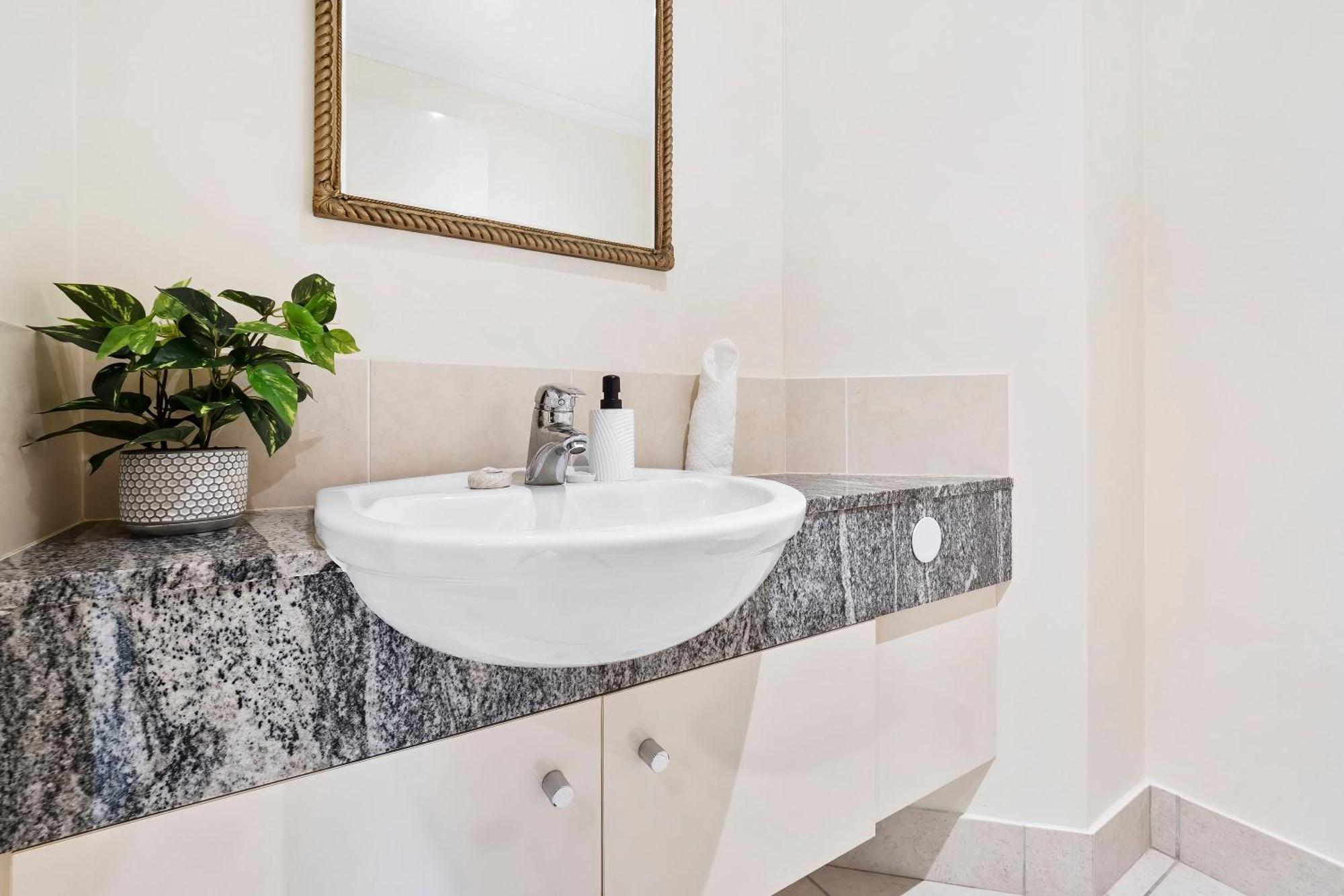 Arlington Apartments Clifton Beach Chambre photo